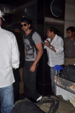 Hrithik Roshan leave for New Year_s celebration in Airport, Mumbai on 28th Dec 2011 (23).JPG